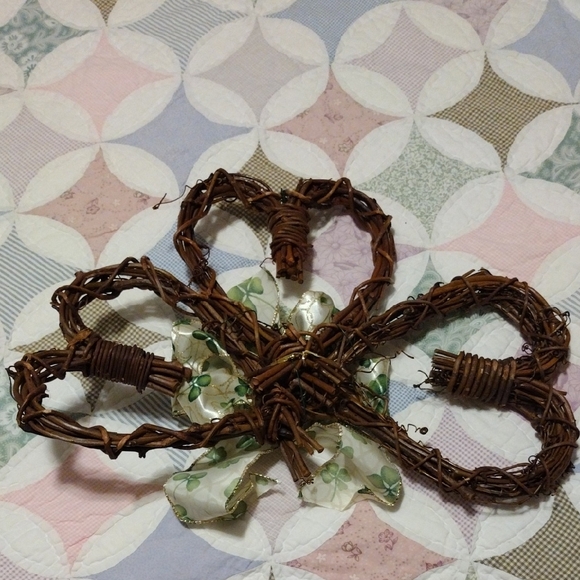 Grapevine Shamrock Wreath - Picture 2 of 2